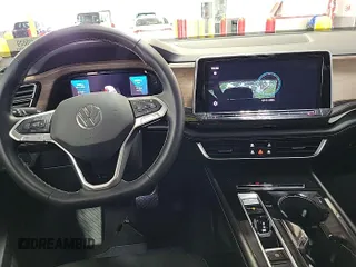 2024 Volkswagen Atlas SE z VIN 1V2HR2CA9RC558223, wystawiony jako IAAI lot #42734557 z przebiegiem 22 426 mil mil oraz . Historia ofert i sprzedaży dostępna na DreamBid. Obrazek 14.
