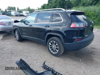 2019 Jeep Cherokee Latitude Plus z VIN 1C4PJLLB5KD316077, wystawiony jako IAAI lot #42723693 z przebiegiem 103 758 mil mil oraz . Historia ofert i sprzedaży dostępna na DreamBid. Obrazek 3.