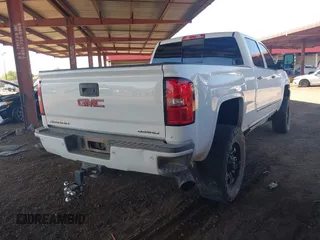 2016 GMC Sierra 2500HD Denali z VIN 1GT12UE85GF157972, wystawiony jako IAAI lot #40659216 z przebiegiem 130 351 mil mil oraz . Historia ofert i sprzedaży dostępna na DreamBid. Obrazek 4.