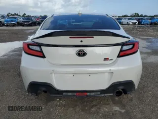 2023 Toyota 86 Premium z VIN JF1ZNBF13P8764107, wystawiony jako Copart lot #60854725 z przebiegiem 4 990 mil mil oraz Czysty tytuł • Clean title. Historia ofert i sprzedaży dostępna na DreamBid. Obrazek 10.