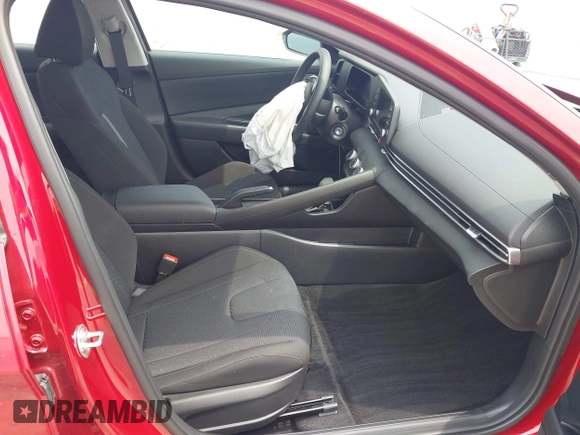 2024 Hyundai Elantra SE z VIN KMHLL4DG3RU824076, wystawiony jako IAAI lot #42471521 z przebiegiem 2 359 mil mil oraz . Historia ofert i sprzedaży dostępna na DreamBid. Obrazek 5.