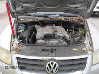 2007 Volkswagen Touareg V6 z VIN WVGZE77L57D001046, wystawiony jako IAAI lot #42283224 z przebiegiem 243 861 mil mil oraz . Historia ofert i sprzedaży dostępna na DreamBid. Obrazek 10.