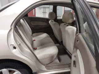 1998 Mazda Protege DX z VIN JM1BC1419W0171802, wystawiony jako IAAI lot #42202861 z przebiegiem 252 304 mil mil oraz . Historia ofert i sprzedaży dostępna na DreamBid. Obrazek 8.