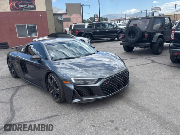 2021 Audi R8 z VIN WUAKBAFX7M7900472, wystawiony jako Copart lot #58422395 z przebiegiem 6493 mil mil oraz Szkody całkowita. Historia ofert i sprzedaży dostępna na DreamBid. Obrazek 1.
