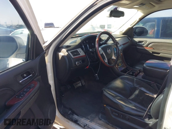 2008 Cadillac Escalade with VIN 1GYEC63868R231682, listed as a IAAI auction lot 41192659 with 194,604 mi miles. Bid and sale history available at carsss.com. Image 5.