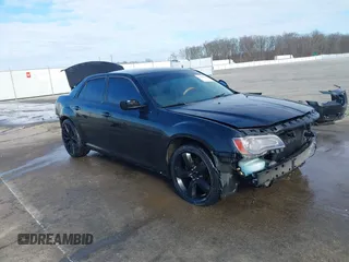 2012 Chrysler 300 Limited z VIN 2C3CCACG8CH181632, wystawiony jako IAAI lot #41891576 z przebiegiem 210 775 mil mil oraz . Historia ofert i sprzedaży dostępna na DreamBid. Obrazek 1.