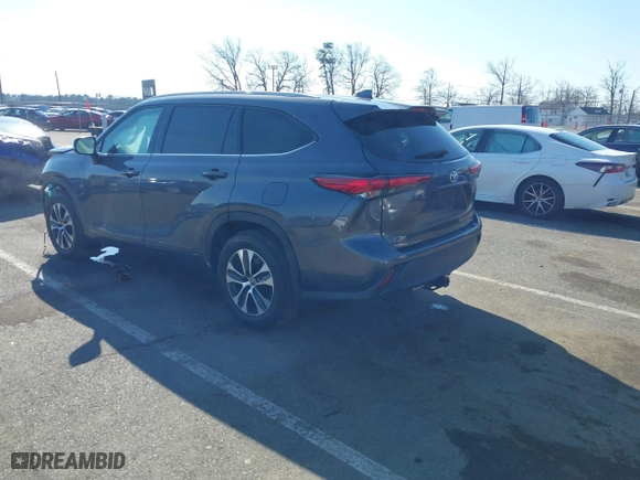 2022 Toyota Highlander XLE with VIN 5TDHZRBH3NS180434, listed as a IAAI auction lot 41640993 with 43,848 mi miles. Bid and sale history available at carsss.com. Image 3.