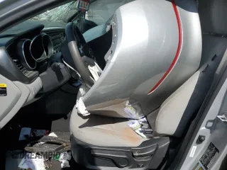 2014 Kia Optima LX z VIN 5XXGM4A79EG311308, wystawiony jako Copart lot #58212405 z przebiegiem 147 006 mil mil oraz Szkoda całkowita • Salvage title. Historia ofert i sprzedaży dostępna na DreamBid. Obrazek 7.
