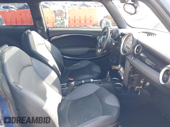 2008 MINI Hardtop S z VIN WMWMF73528TT86864, wystawiony jako IAAI lot #41652467 z przebiegiem Nie podano mil oraz . Historia ofert i sprzedaży dostępna na DreamBid. Obrazek 5.