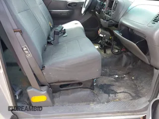 2002 Ford F-150 XL с VIN 1FTRX18L52NB18963, выставлен на аукционе IAAI как лот 42042014 с пробегом 229 262 миль миль и . История ставок и продаж доступна на DreamBid. Изображение 5.