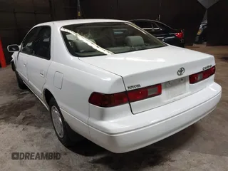 1999 Toyota Camry LE z VIN 4T1BG22K1XU888402, wystawiony jako IAAI lot #42483791 z przebiegiem 149 512 mil mil oraz . Historia ofert i sprzedaży dostępna na DreamBid. Obrazek 3.