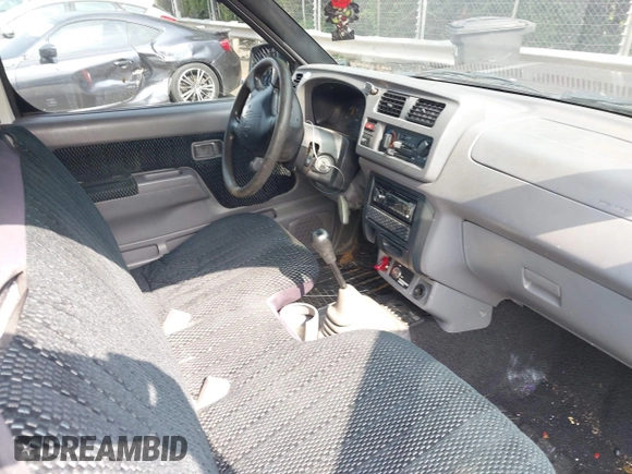1998 Nissan Frontier XE z VIN 1N6DD21S6WC388647, wystawiony jako IAAI lot #42378027 z przebiegiem Nie podano mil oraz . Historia ofert i sprzedaży dostępna na DreamBid. Obrazek 5.