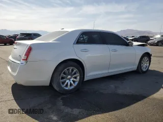 2012 Chrysler 300 C z VIN 2C3CCAET6CH195930, wystawiony jako Copart lot #54779835 z przebiegiem 103 022 mil mil oraz Szkoda całkowita • Salvage title. Historia ofert i sprzedaży dostępna na DreamBid. Obrazek 3.