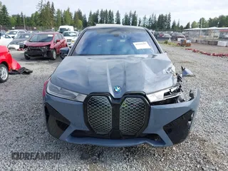 2024 BMW iX xDrive50 z VIN WB523CF08RCN65886, wystawiony jako IAAI lot #42334105 z przebiegiem 37 981 mil mil oraz . Historia ofert i sprzedaży dostępna na DreamBid. Obrazek 13.