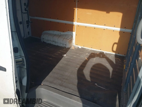 2013 Nissan NV Cargo SV z VIN 1N6BF0LY9DN114044, wystawiony jako IAAI lot #39906440 z przebiegiem 238 850 mil mil oraz . Historia ofert i sprzedaży dostępna na DreamBid. Obrazek 8.