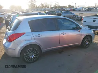2011 Nissan Versa S z VIN 3N1BC1CP2BL448005, wystawiony jako IAAI lot #41819138 z przebiegiem 165 936 mil mil oraz . Historia ofert i sprzedaży dostępna na DreamBid. Obrazek 13.