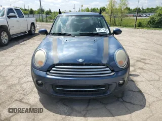 2011 MINI Hardtop z VIN WMWSU3C57BT095497, wystawiony jako Copart lot #55972645 z przebiegiem 132 947 mil mil oraz Szkody całkowita. Historia ofert i sprzedaży dostępna na DreamBid. Obrazek 5.