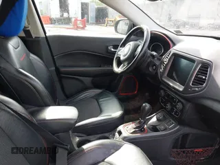 2020 Jeep Compass Trailhawk z VIN 3C4NJDDB7LT195317, wystawiony jako IAAI lot #42325122 z przebiegiem 97 858 mil mil oraz . Historia ofert i sprzedaży dostępna na DreamBid. Obrazek 5.