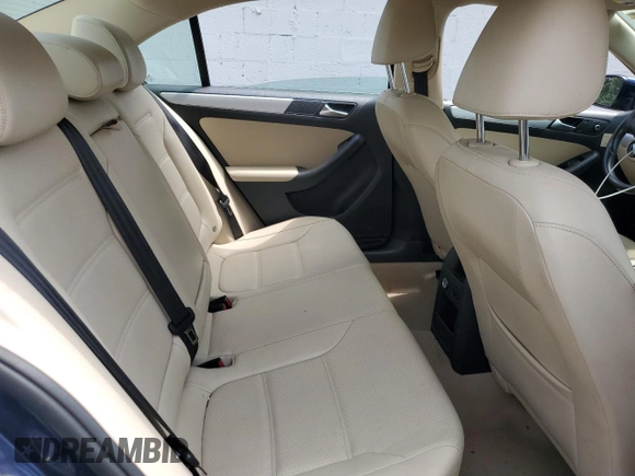 2014 Volkswagen Jetta SE z VIN 3VWD17AJ8EM413915, wystawiony jako Copart lot #62325025 z przebiegiem 131 112 mil mil oraz Szkoda całkowita • Salvage title. Historia ofert i sprzedaży dostępna na DreamBid. Obrazek 10.