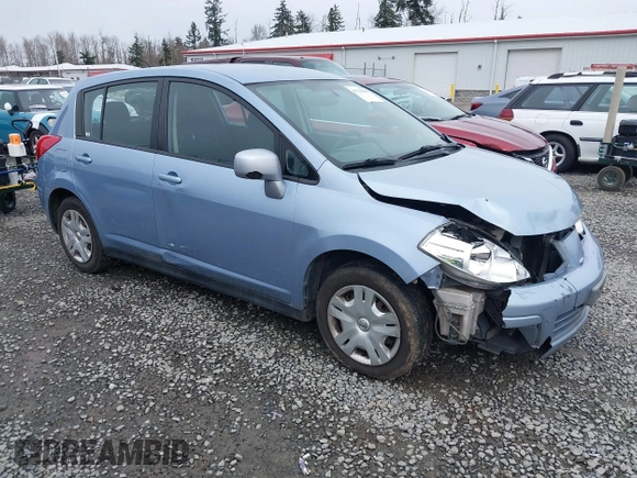 2011 Nissan Versa S z VIN 3N1BC1CP8BL460398, wystawiony jako IAAI lot #41754069 z przebiegiem 239 363 mil mil oraz . Historia ofert i sprzedaży dostępna na DreamBid. Obrazek 1.