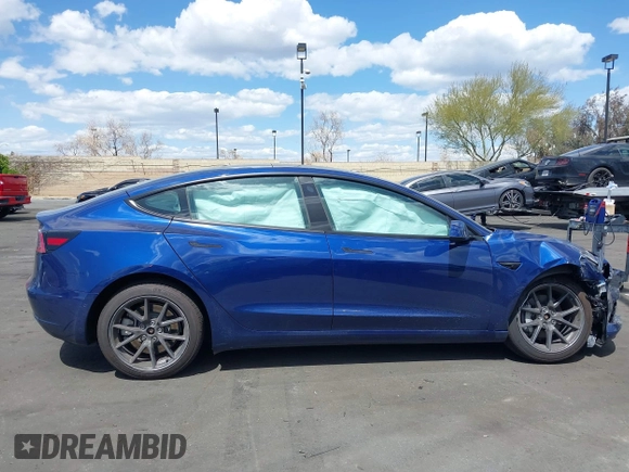2022 Tesla Model 3 Long Range z VIN 5YJ3E1EBXNF168686, wystawiony jako IAAI lot #41933028 z przebiegiem 57 482 mil mil oraz . Historia ofert i sprzedaży dostępna na DreamBid. Obrazek 13.