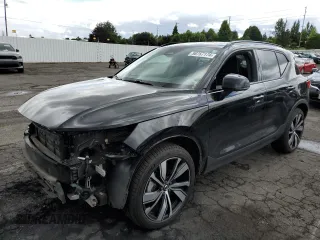 2022 Volvo XC40 Twin Plus z VIN YV4ED3UR3N2713780, wystawiony jako Copart lot #58767174 z przebiegiem 23 486 mil mil oraz Szkody całkowita. Historia ofert i sprzedaży dostępna na DreamBid. Obrazek 1.