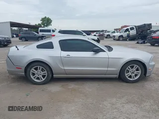 2014 Ford Mustang V6 z VIN 1ZVBP8AM3E5228599, wystawiony jako IAAI lot #42656325 z przebiegiem 185 188 mil mil oraz . Historia ofert i sprzedaży dostępna na DreamBid. Obrazek 13.