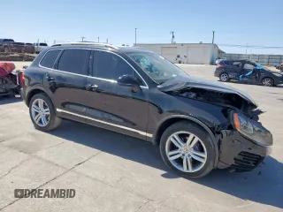2013 Volkswagen Touareg Exec z VIN WVGEF9BPXDD007602, wystawiony jako Copart lot #50031785 z przebiegiem 93 859 mil mil oraz Szkody całkowita. Historia ofert i sprzedaży dostępna na DreamBid. Obrazek 4.