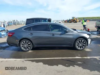 2017 Toyota Avalon XLE z VIN 4T1BK1EB5HU262650, wystawiony jako IAAI lot #42004158 z przebiegiem 81 018 mil mil oraz . Historia ofert i sprzedaży dostępna na DreamBid. Obrazek 14.