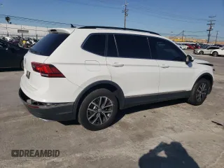 2020 Volkswagen Tiguan SE z VIN 3VV3B7AX6LM107732, wystawiony jako Copart lot #52038695 z przebiegiem 27 317 mil mil oraz Szkoda całkowita • Salvage title. Historia ofert i sprzedaży dostępna na DreamBid. Obrazek 3.