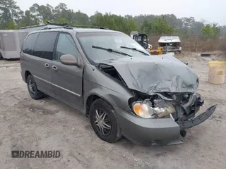 2005 Kia Sedona LX with VIN KNDUP132056674430, listed as a IAAI auction lot 41553321 with 136,734 mi miles. Bid and sale history available at carsss.com. Image 1.