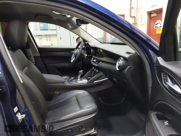 2018 Alfa Romeo Stelvio z VIN ZASFAKAN6J7B74782, wystawiony jako IAAI lot #41939007 z przebiegiem 48 210 mil mil oraz . Historia ofert i sprzedaży dostępna na DreamBid. Obrazek 5.
