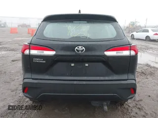 2024 Toyota Corolla Cross L z VIN 7MUAAAAG6RV088975, wystawiony jako IAAI lot #40961188 z przebiegiem 4 204 mil mil oraz . Historia ofert i sprzedaży dostępna na DreamBid. Obrazek 16.