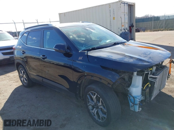 2021 Kia Seltos EX z VIN KNDERCAA6M7110505, wystawiony jako IAAI lot #41645002 z przebiegiem 45 403 mil mil oraz . Historia ofert i sprzedaży dostępna na DreamBid. Obrazek 1.