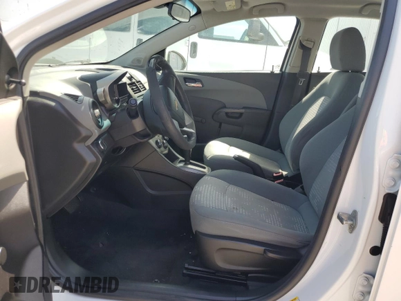 2012 Chevrolet Sonic LS z VIN 1G1JA5SH5C4135658, wystawiony jako Copart lot #58280565 z przebiegiem 140 279 mil mil oraz Czysty tytuł • Clean title. Historia ofert i sprzedaży dostępna na DreamBid. Obrazek 7.