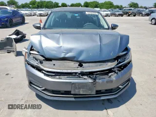 2017 Volkswagen Passat SE z VIN 1VWGT7A35HC074710, wystawiony jako Copart lot #57789935 z przebiegiem 117 351 mil mil oraz Szkoda całkowita • Salvage title. Historia ofert i sprzedaży dostępna na DreamBid. Obrazek 5.