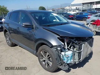 2018 Toyota RAV4 XLE z VIN JTMWFREV2JJ728707, wystawiony jako IAAI lot #42294382 z przebiegiem 46 431 mil mil oraz . Historia ofert i sprzedaży dostępna na DreamBid. Obrazek 1.