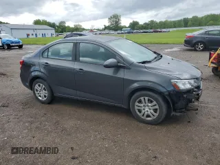 2017 Chevrolet Sonic LS z VIN 1G1JB5SH2H4163518, wystawiony jako Copart lot #58311565 z przebiegiem 111 468 mil mil oraz Szkody całkowita. Historia ofert i sprzedaży dostępna na DreamBid. Obrazek 4.
