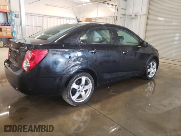 2013 Chevrolet Sonic LS z VIN 1G1JA5SH4D4160231, wystawiony jako Copart lot #56076225 z przebiegiem 128 622 mil mil oraz Czysty tytuł • Clean title. Historia ofert i sprzedaży dostępna na DreamBid. Obrazek 3.