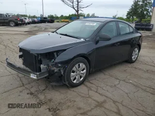2015 Chevrolet Cruze LS z VIN 1G1PA5SH3F7211813, wystawiony jako Copart lot #57562195 z przebiegiem 102 515 mil mil oraz Tytuł czysty. Historia ofert i sprzedaży dostępna na DreamBid. Obrazek 1.
