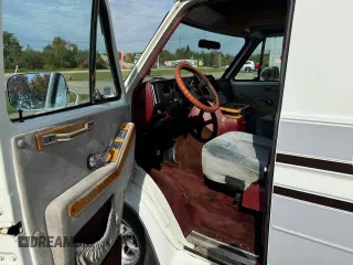 1990 GMC Vandura z VIN 1GDEG25K5L7522525, wystawiony jako Copart lot #75007594 z przebiegiem 91 857 mil mil oraz Szkody całkowita. Historia ofert i sprzedaży dostępna na DreamBid. Obrazek 5.