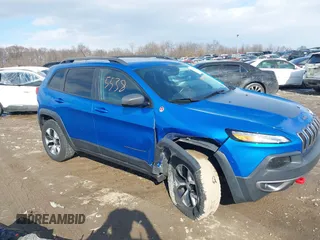 2017 Jeep Cherokee Trailhawk z VIN 1C4PJMBS3HW664741, wystawiony jako IAAI lot #41445538 z przebiegiem 106 054 mil mil oraz . Historia ofert i sprzedaży dostępna na DreamBid. Obrazek 1.