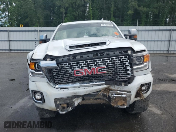 2017 GMC Sierra 2500HD Denali z VIN 1GT12UEY0HF216704, wystawiony jako Copart lot #56409765 z przebiegiem 111 525 mil mil oraz Szkoda całkowita • Salvage title. Historia ofert i sprzedaży dostępna na DreamBid. Obrazek 5.