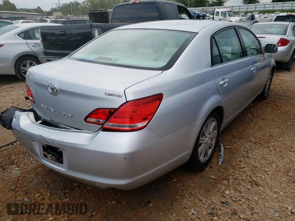 2005 Toyota Avalon XL z VIN 4T1BK36B95U044040, wystawiony jako Copart lot #59369691 z przebiegiem 111 373 mil mil oraz Szkoda całkowita • Salvage title. Historia ofert i sprzedaży dostępna na DreamBid. Obrazek 4.