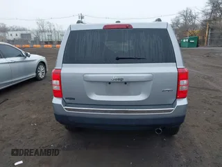 2017 Jeep Patriot High Altitude z VIN 1C4NJPFA9HD118354, wystawiony jako IAAI lot #41848700 z przebiegiem 82 624 mil mil oraz . Historia ofert i sprzedaży dostępna na DreamBid. Obrazek 16.