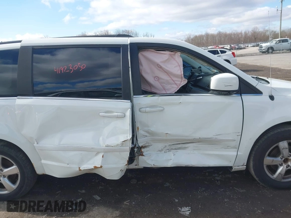 2011 Volkswagen Routan SE z VIN 2V4RW3DG9BR717557, wystawiony jako IAAI lot #41923050 z przebiegiem 155 797 mil mil oraz . Historia ofert i sprzedaży dostępna na DreamBid. Obrazek 6.