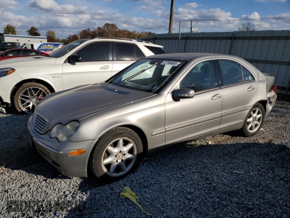 2004 Mercedes-Benz C 240 with VIN WDBRF81J14F463231, listed as a Copart auction lot 77785464 with 121,723 mi miles and Salvage title. Bid and sale history available at DreamBid. Image 1.