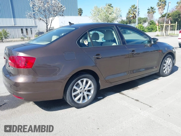 2011 Volkswagen Jetta Sedan SE w/Convenience & Sunroof PZEV with VIN 3VWDZ7AJ8BM388647, listed as a IAAI auction lot 41924260 with 156,583 mi miles. Bid and sale history available at carsss.com. Image 4.