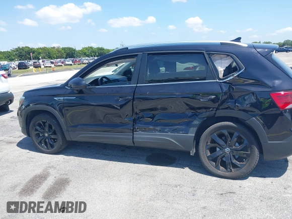 2024 Volkswagen Taos SE z VIN 3VVEX7B20RM047467, wystawiony jako IAAI lot #42290021 z przebiegiem 4 345 mil mil oraz . Historia ofert i sprzedaży dostępna na DreamBid. Obrazek 6.