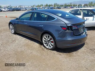 2018 Tesla Model 3 Long Range Battery z VIN 5YJ3E1EB8JF105886, wystawiony jako IAAI lot #42268190 z przebiegiem 80 917 mil mil oraz . Historia ofert i sprzedaży dostępna na DreamBid. Obrazek 3.